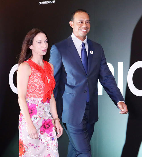 ZOZOチャンピオンシップの前夜祭の会場に、恋人のエリカ・ハーマンと登場するタイガー・ウッズ（撮影・河田真司）