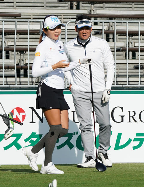 1番ティーで金本知憲氏（右）はイ・ボミと笑顔で話す（撮影・奥田泰也）