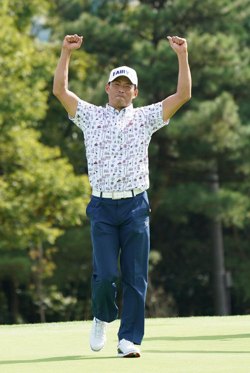 18番を終えた桧山進次郎氏は両手でガッツポーズ（撮影・奥田泰也）