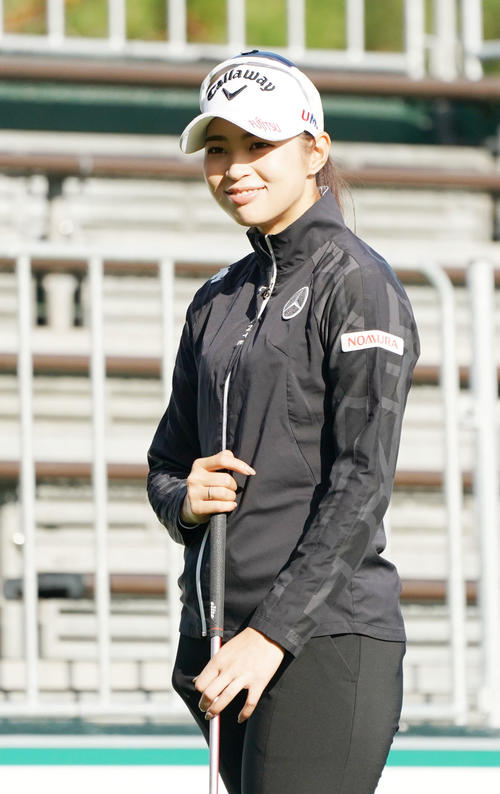 1番ティーで笑顔を見せる柏原明日架（撮影・奥田泰也）