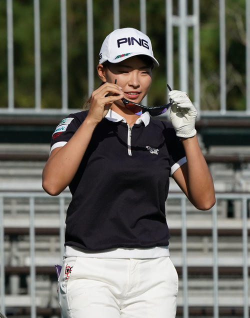 プロアマで1番ティーでサングラスをする渋野日向子（撮影・奥田泰也）