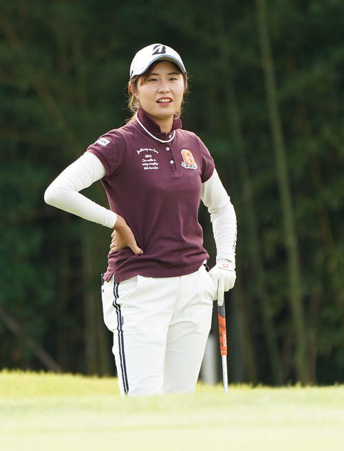 9番グリーンを見る大里桃子（撮影・奥田泰也）