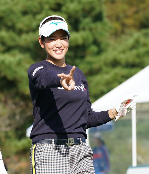 1番ティーショットを終えピースをする原英莉花（撮影・奥田泰也）
