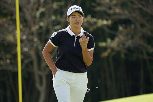 9番グリーンに向かう渋野日向子は笑顔を見せる（撮影・奥田泰也）