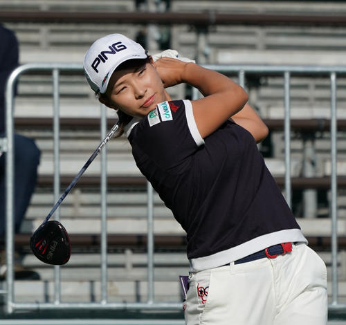 マスターズGCレディース・プロアマ　プロアマでティーショットをする渋野日向子（撮影・奥田泰也）