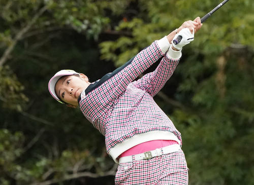 11番ティーショットをする原英莉花（撮影・奥田泰也）