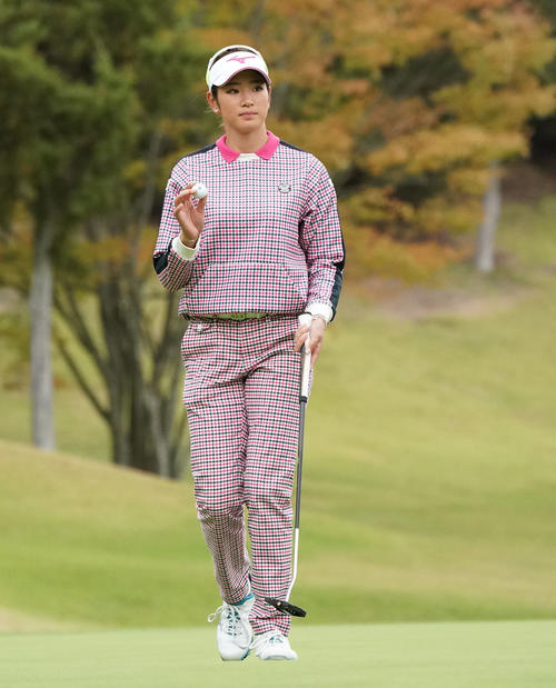 10番パット決めファンの声援に応える原英莉花（撮影・奥田泰也）