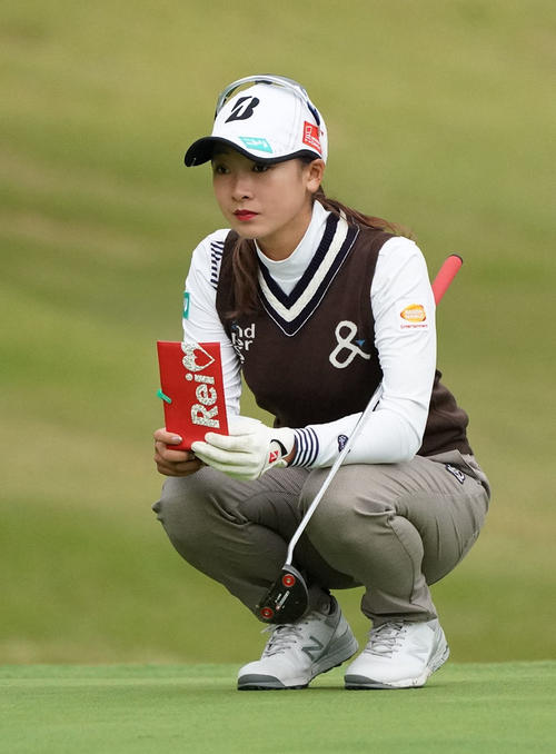 10番グリーンを見つめる松田鈴英（撮影・奥田泰也）