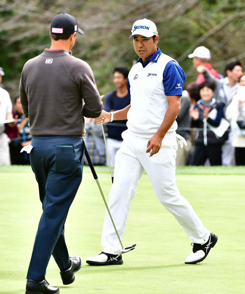 10番、バーディーを奪った松山はスコット（左）から声を掛けられる（撮影・小沢裕）
