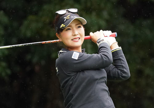 2番ティーショットを放つ青木瀬令奈（撮影・奥田泰也）