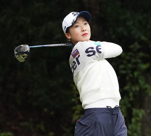 2番、ティーショットを放つ松田鈴英（撮影・奥田泰也）