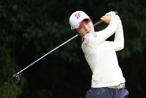 マスターズGCレディース・2日目　2番、ティーショットをする三ヶ島かな（撮影・奥田泰也）＝2019年10月25日、兵庫県マスターズゴルフ倶楽部