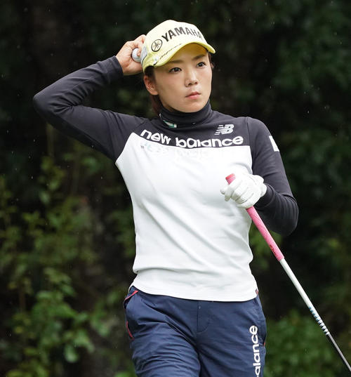 2番、フェアウエーを見る有村智恵（撮影・奥田泰也）