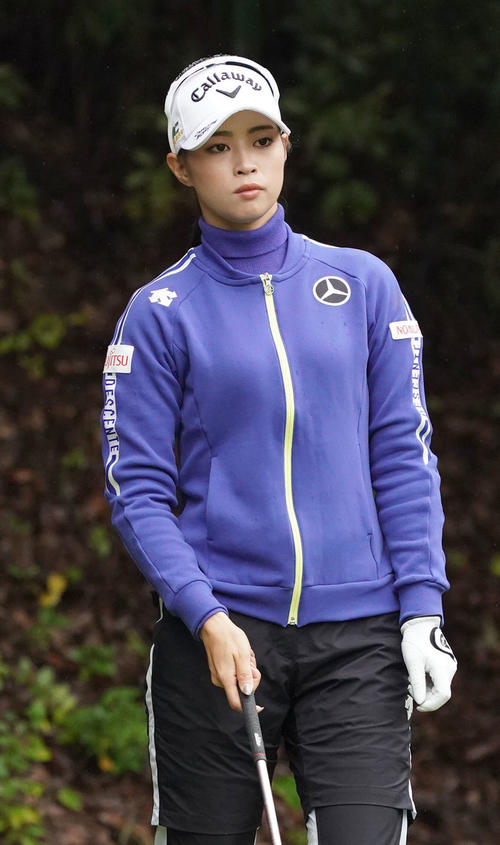 マスターズGCレディース・2日目　2番フェアウエーを見る柏原明日架（撮影・奥田泰也）＝2019年10月25日、兵庫県マスターズゴルフ倶楽部