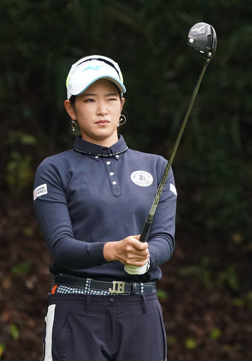 2番フェアウエーを見る原英莉花（撮影・奥田泰也）