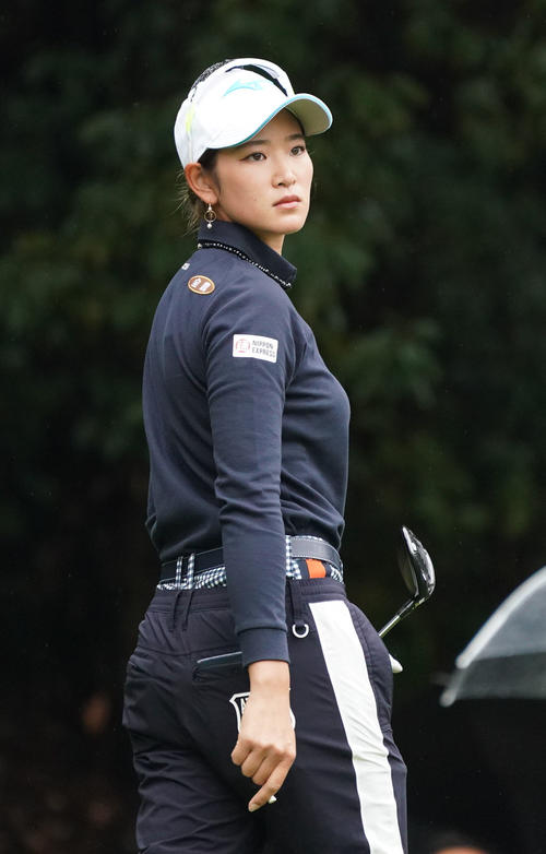2番フェアウエーを見る原英莉花（撮影・奥田泰也）