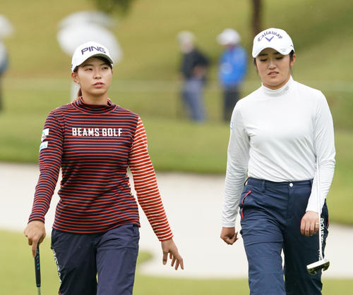 1番、渋野日向子（左）は稲見萌寧と話しながら1番グリーンに向かう（撮影・奥田泰也）
