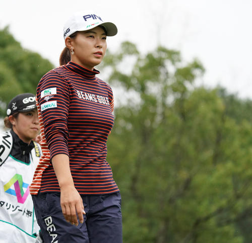 4番ティーショットを終えフェアウエーに向かう渋野日向子（撮影・奥田泰也）