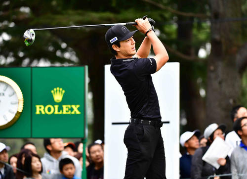 ZOZOチャンピオンシップ4日目の3ラウンド、1番、ティーショットを放つ石川（撮影・小沢裕）