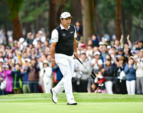 ZOZOチャンピオンシップ4日目の3ラウンド、7番、松山はバーディーを奪い大勢のギャラリーから声援を受ける（撮影・小沢裕）