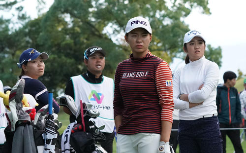14番フェアウエーを見る左から、勝みなみ、1人おいて渋野日向子、稲見萌寧（撮影・奥田泰也）