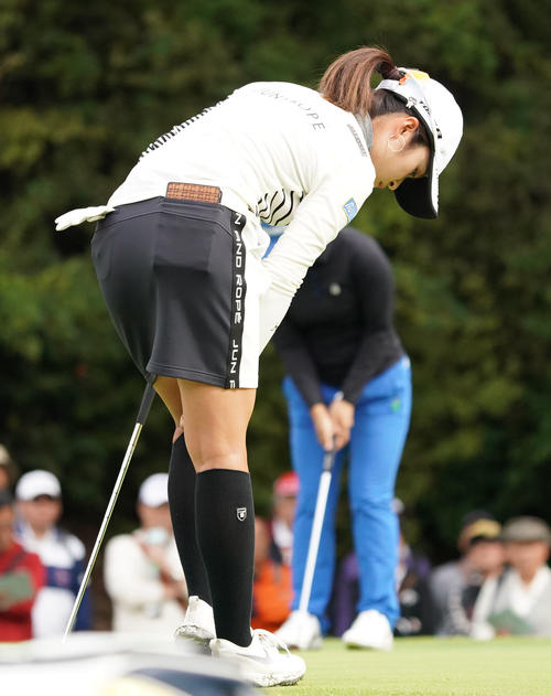 1番、グリーンで靴下をあげる三ヶ島かな（撮影・奥田泰也）