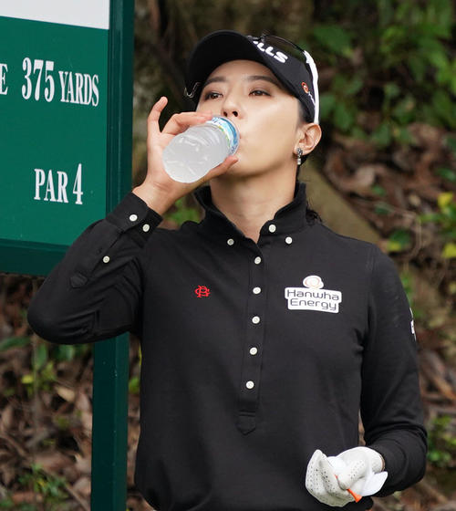 2番、ティーで水を飲むユン・チェヨン（撮影・奥田泰也）