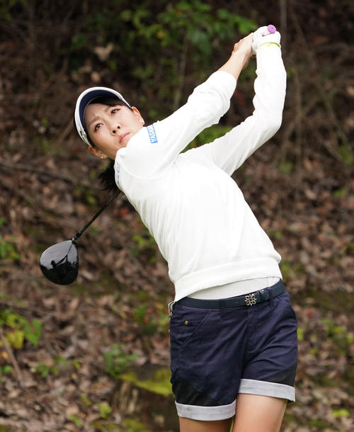 2番、ティーショットをする福田真未（撮影・奥田泰也）