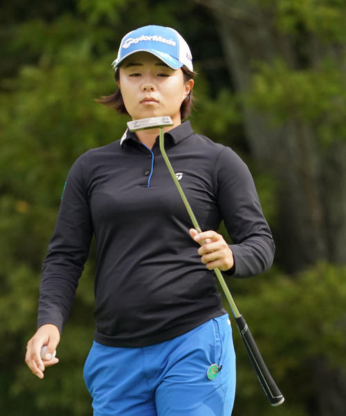 1番グリーンでパターを見つめる永峰咲希（撮影・奥田泰也）
