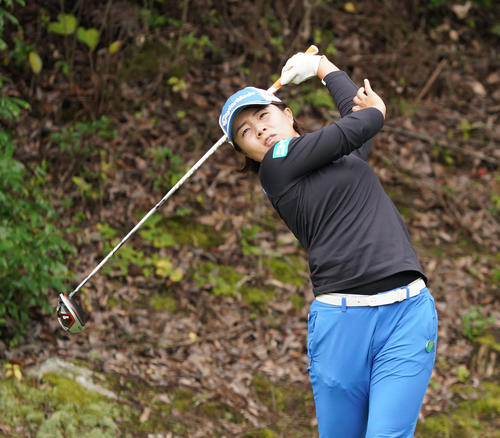 2番ティーショットをする永峰咲希（撮影・奥田泰也）