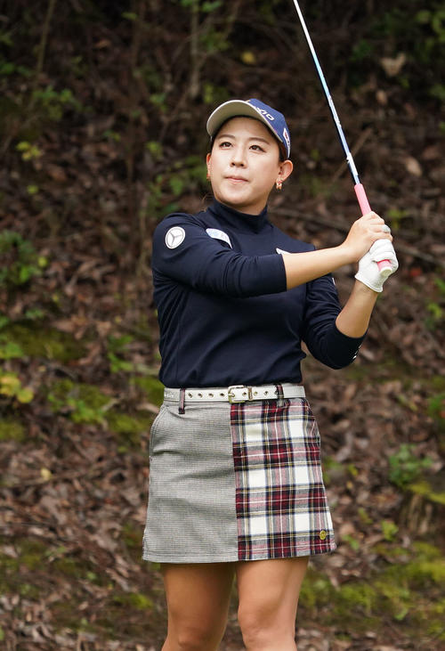 2番、ティーショットをする香妻琴乃（撮影・奥田泰也）