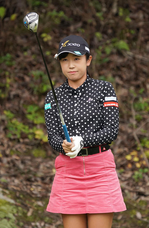 2番、ティーでフェアウエーを見る菅沼菜々（撮影・奥田泰也）