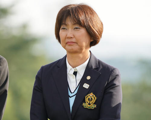 マスターズGCレディース・最終日　表彰式に出る小林浩美会長（撮影・奥田泰也）