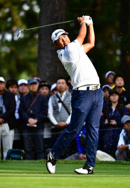 ZOZOチャンピオンシップ4日目の最終ラウンド、5番、ティーショットを放つ松山（撮影・小沢裕）