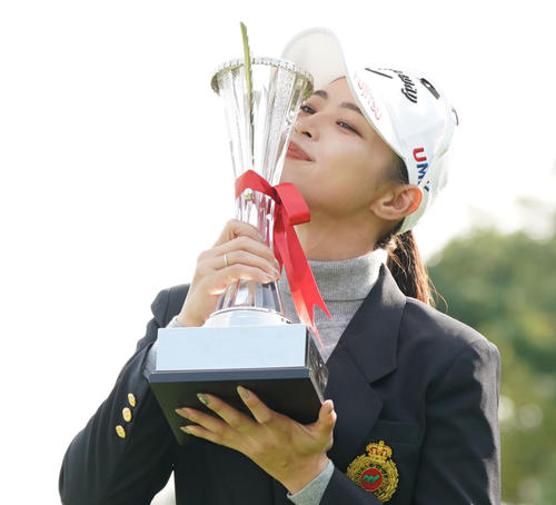マスターズGCレディース・最終日　14アンダーで優勝を込めた柏原明日架は優勝杯に喜びのキスをする（撮影・奥田泰也）