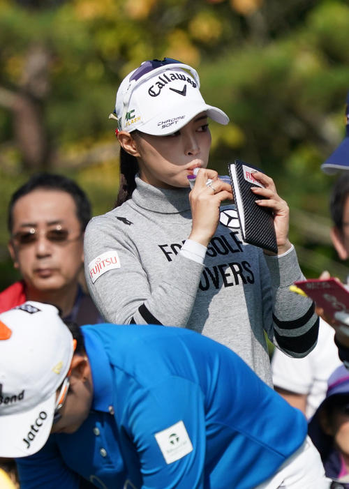 マスターズGCレディース・最終日　4番ティーでサプリメントをとる柏原明日架（撮影・奥田泰也）