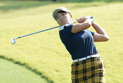 マスターズGCレディース・最終日　3番第2打を放つ渋野日向子（撮影・奥田泰也）