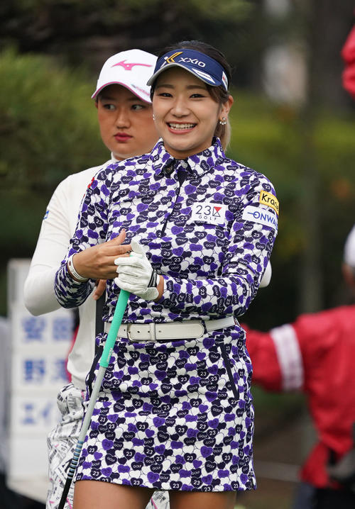 1番、ティーで笑顔を見せる安田彩乃（撮影・奥田泰也）