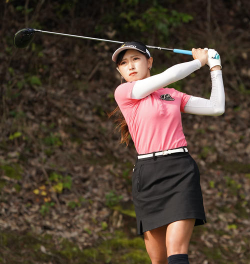 2番ティーショットを放つ臼井麗香（撮影・奥田泰也）