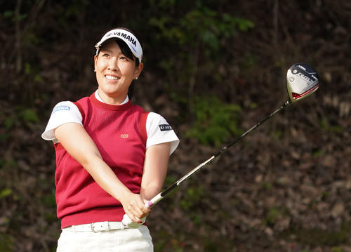 2番ティーショットを放つ福田真未（撮影・奥田泰也）