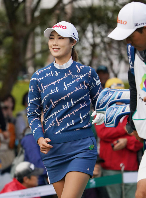 1番ティーショットを終え笑顔を見せるキム・ハヌル（撮影・奥田泰也）