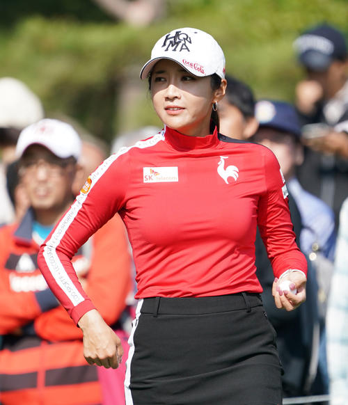 4番ティーに向かうイ・ボミ（撮影・奥田泰也）