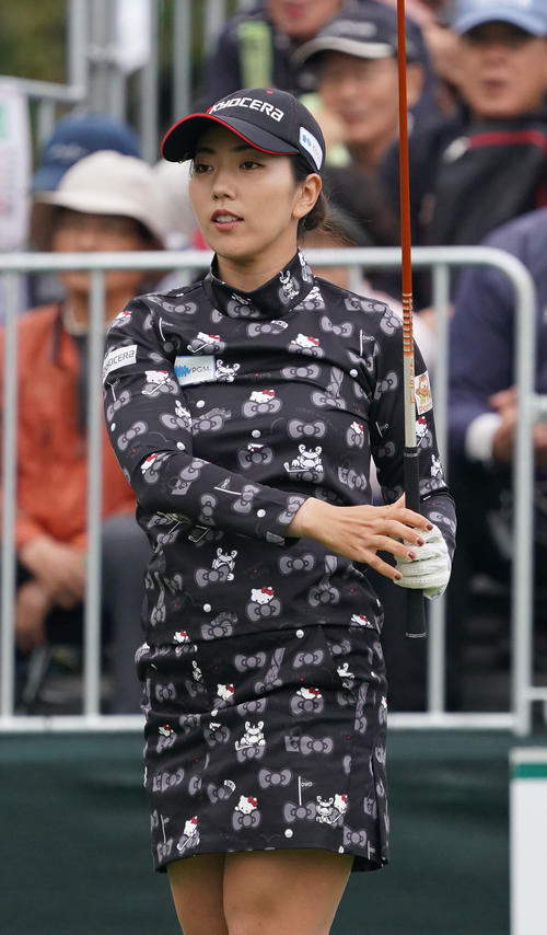 1番、ティーショットをする笠りつ子（撮影・奥田泰也）