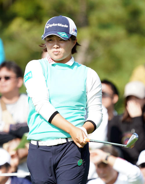 4番ティーショットをする永峰咲希（撮影・奥田泰也）