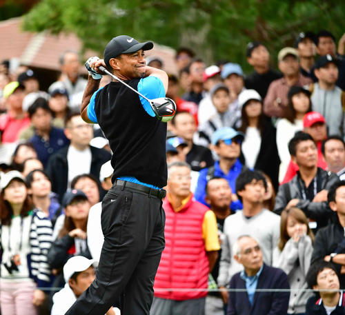 4日目の第3ラウンド、11番、ティーショットを放つウッズ（撮影・小沢裕）