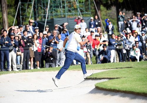 18番、右バンカーから第2打を放った松山英樹は球の行方を確かめようと駆け上がる（撮影・たえ見朱実）