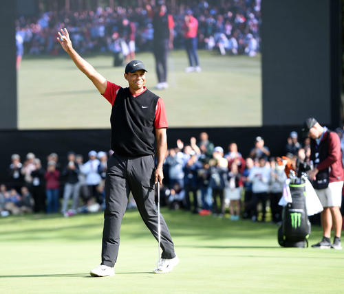 優勝を飾り笑顔を見せるタイガー・ウッズ（撮影・たえ見朱実）