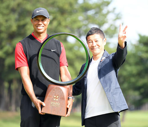 優勝を飾ったタイガー・ウッズ（左）は前澤友作大会名誉会長と笑顔を見せる（撮影・たえ見朱実）
