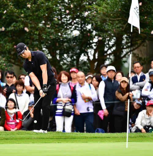 ZOZOチャンピオンシップ4日目の3ラウンド、7番、グリーンエッジから第2打を放つ石川（2019年10月27日撮影・小沢裕）
