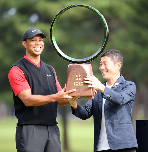 タイガー・ウッズ（左）は前澤友作大会名誉会長（右）から優勝トロフィーを贈られ満面の笑みを見せる（撮影・たえ見朱実）